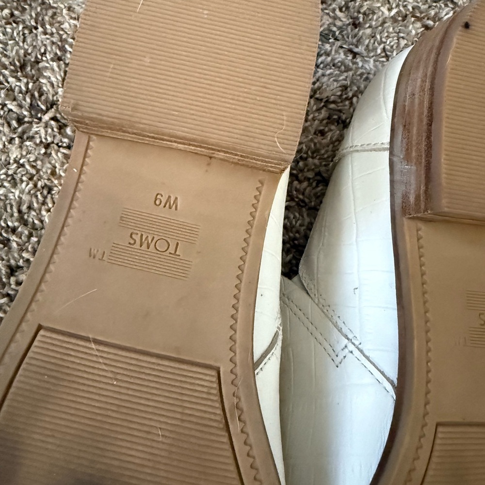TOMS Men's White and Tan Loafers